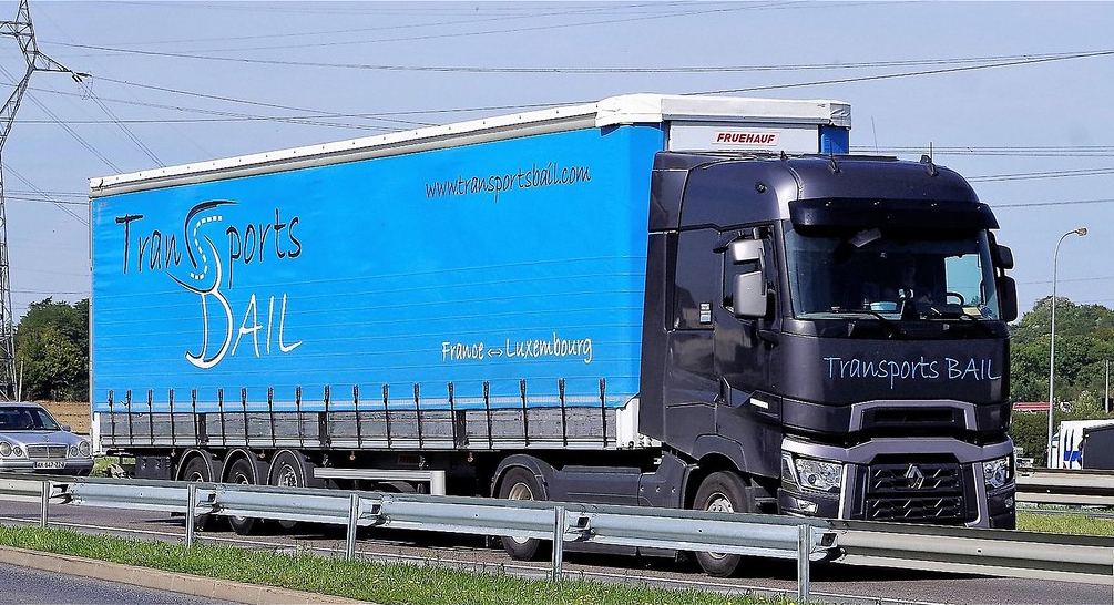 camion transports bail sur la route