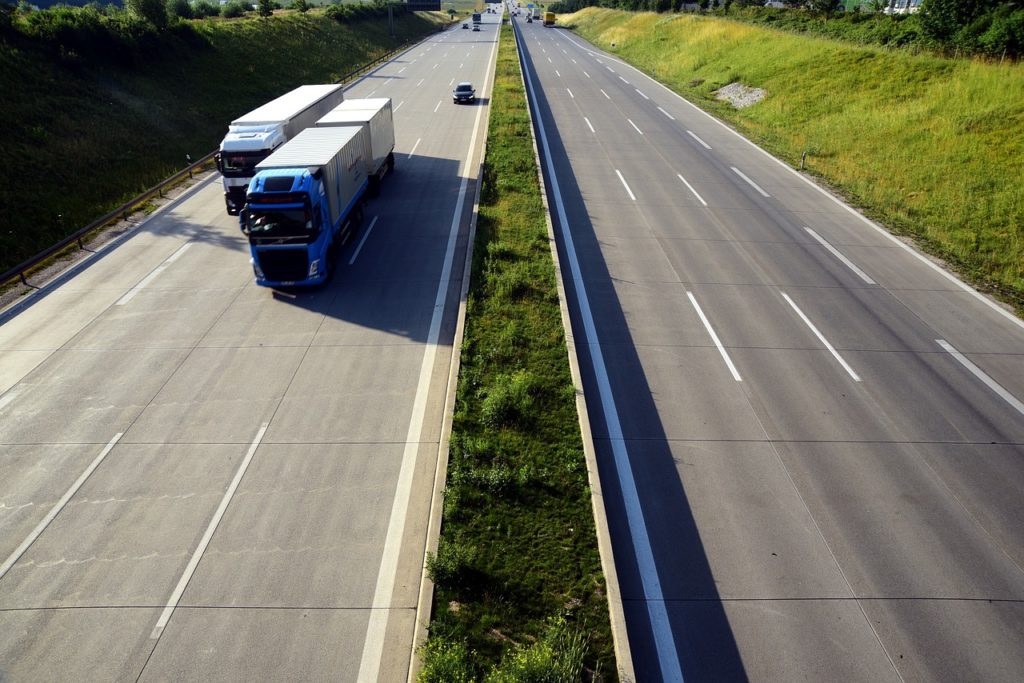 camion de transport roulant sur autoroute